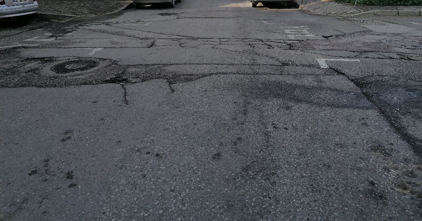 Bozulan yol yeniden yapılmalı