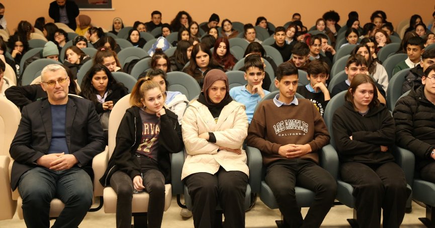 Öğrenciler, tiyatro  oyuncularıyla buluştu