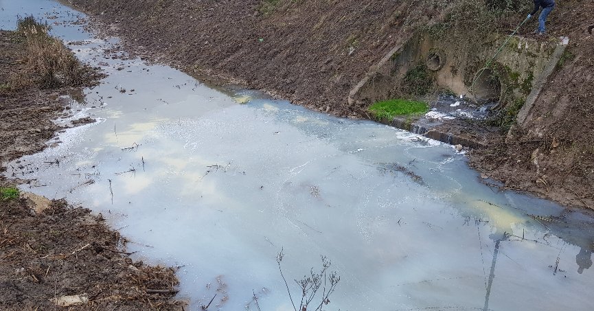 Dereyi kirleten firmaya 1,5 milyonluk ceza