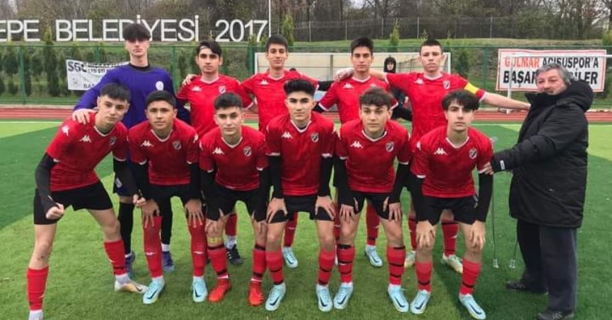 Gençler direklere takıldı