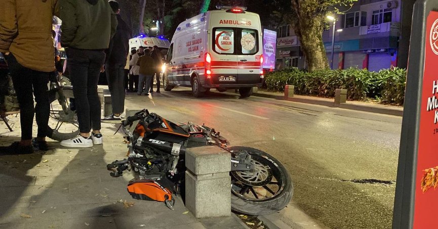 Savrulan motosiklet sürüklendi: 2 yaralı