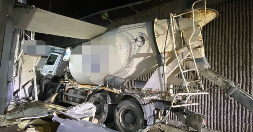 Beton mikseri köprüden uçtu: 3 yaralı