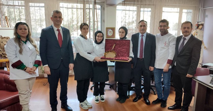 Sezer, şampiyon şefleri tebrik etti