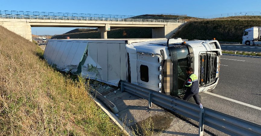 Sebze yüklü tır devrildi: 1 yaralı