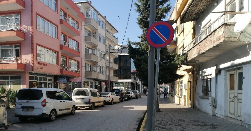 Preveze Caddesi’nde  eğik direk düzeltilmeli