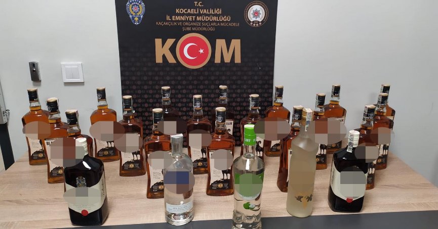 Durdurulan araçtan 23 şişe kaçak içki çıktı