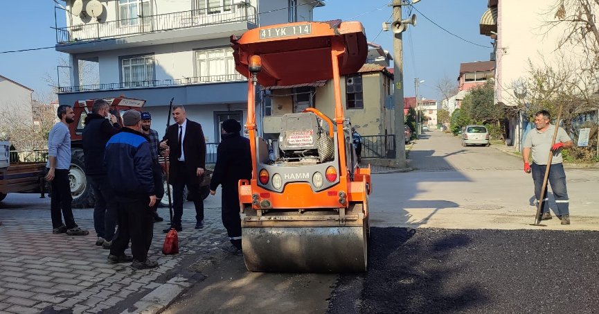 Gölcük’te asfalt mesaisi sürüyor