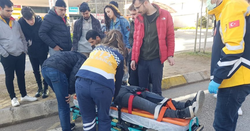 Yaralı sürücüye ilk  müdahale zabıtadan