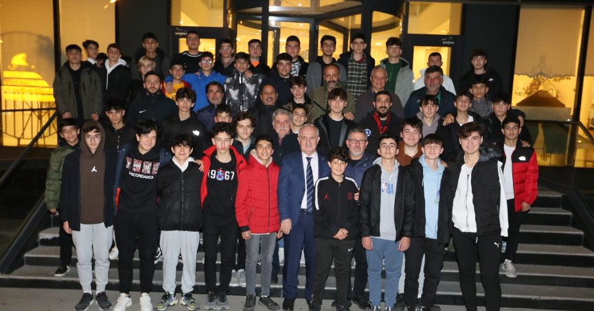 “Gençliğe hizmet, geleceğe yatırımdır’