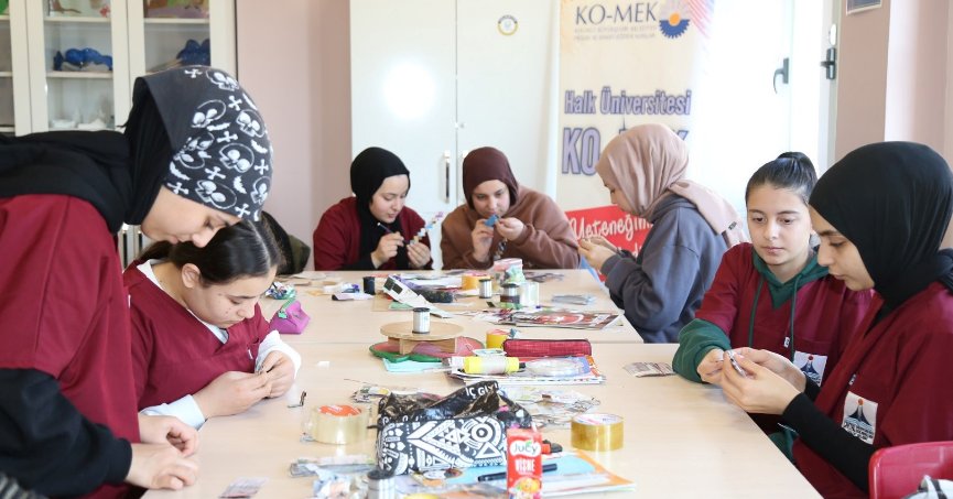 Atık kağıtlar sanat eserlerine dönüştü