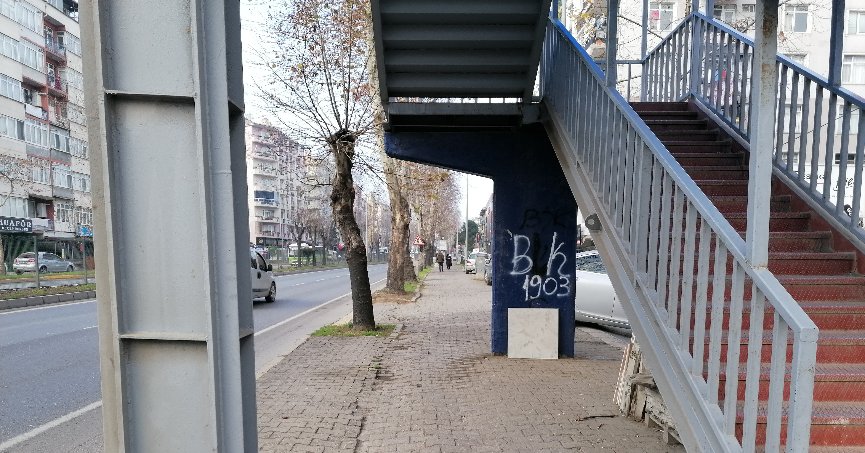 Üstgeçit ayakları yazılarla kirletildi
