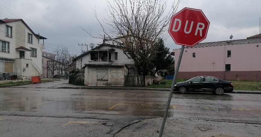 87. Sokak’ta tabela direği düzeltilmeli