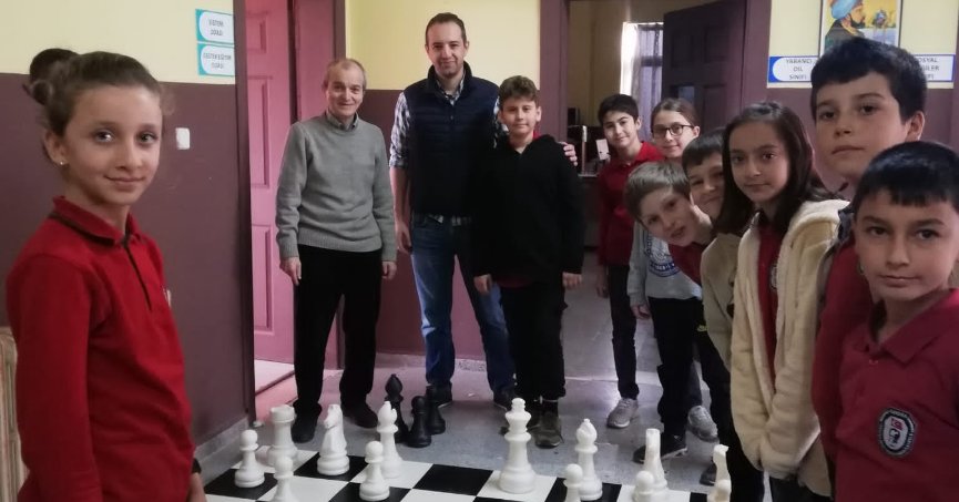 Gönüllü finansçılar çocuklara satranç sınıfı hediye etti