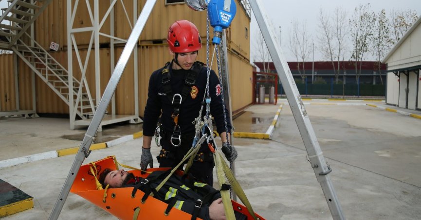 İtfaiye stajyerlerini mesleğe hazırlıyor