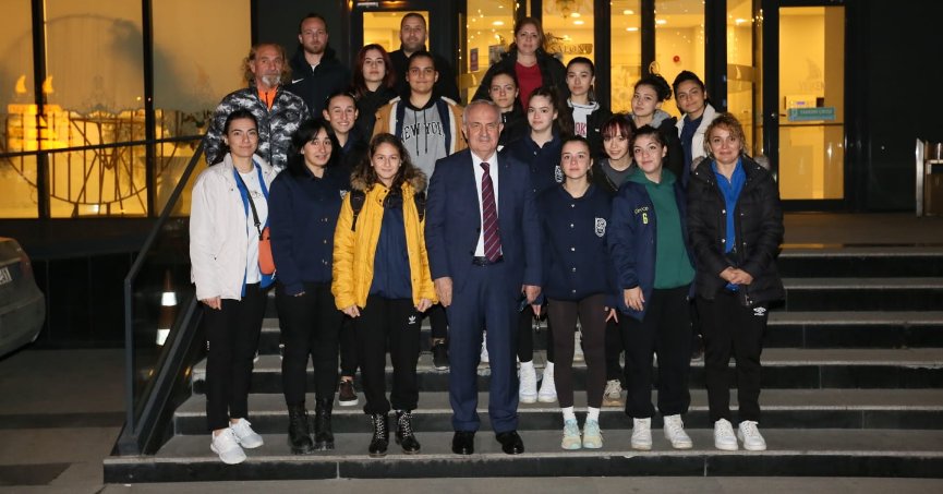 Başkan Aygün voleybolcuları kutladı