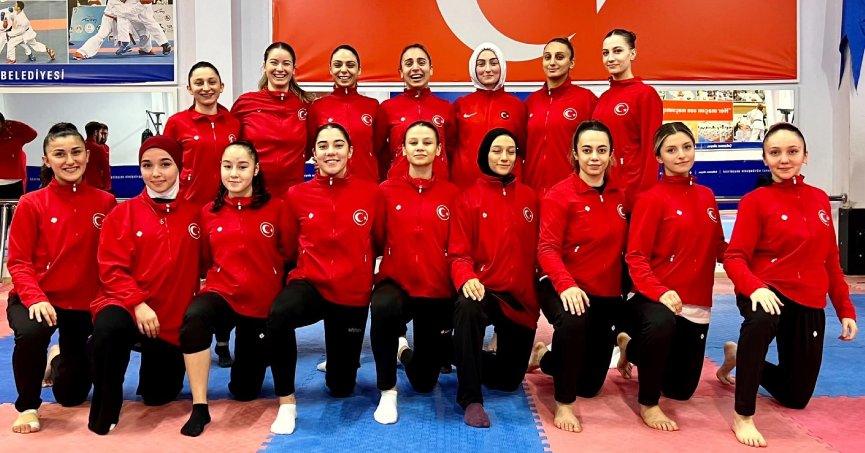 Kağıtsporlu kareteciler madalya peşinde