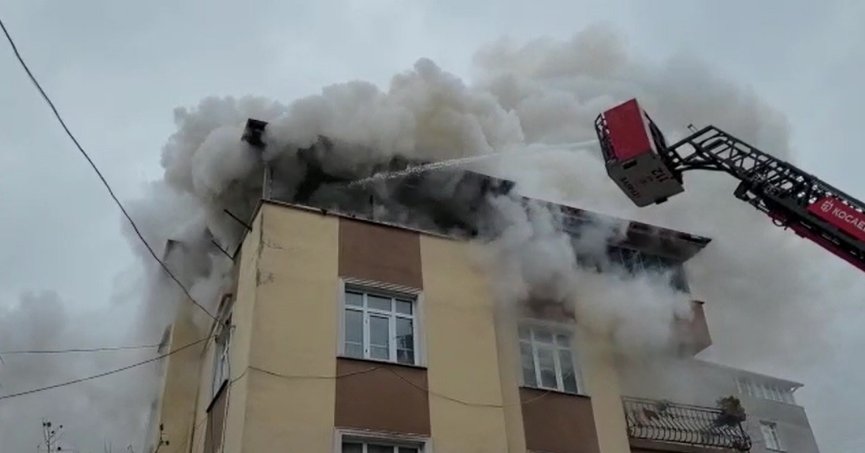 Binanın çatı katı alevlere teslim oldu