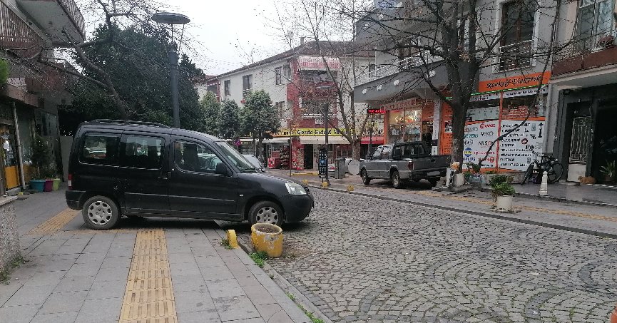 Kaldırımlara araç  parkı engellenmeli