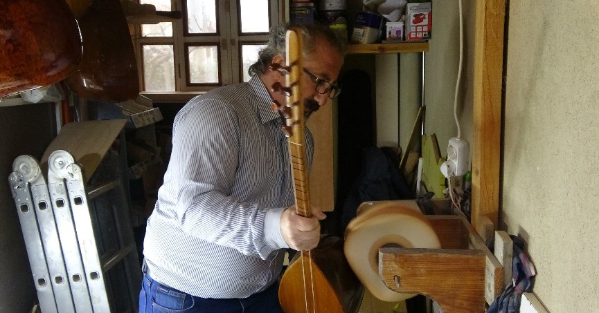 Evinin ardiyesini atölyeye çevirdi