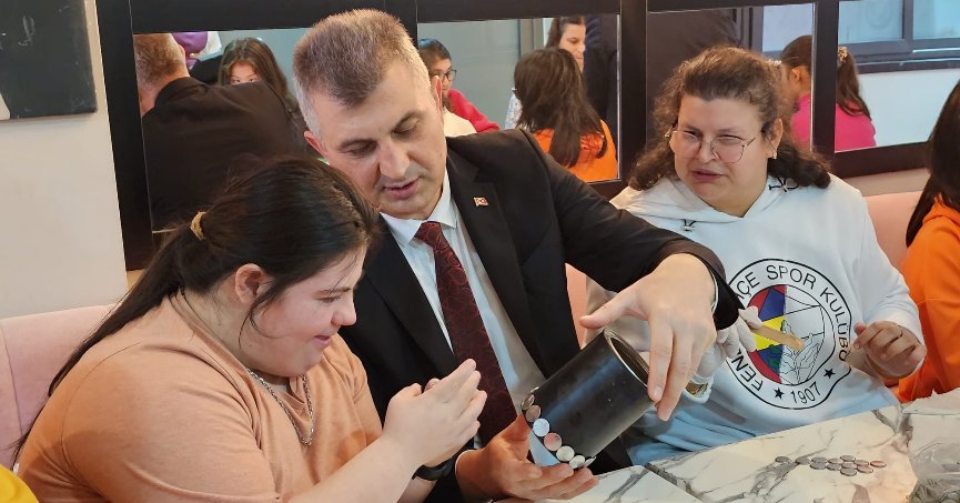 Down Kafe’de atıklar sanata dönüştü