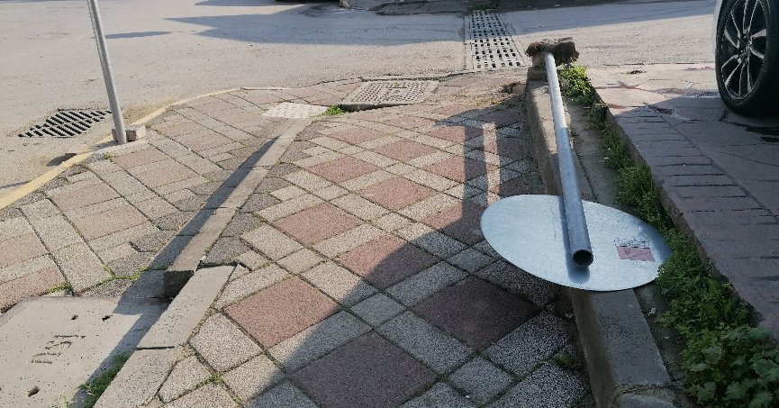 Devrilen tabela  onarılmayı bekliyor