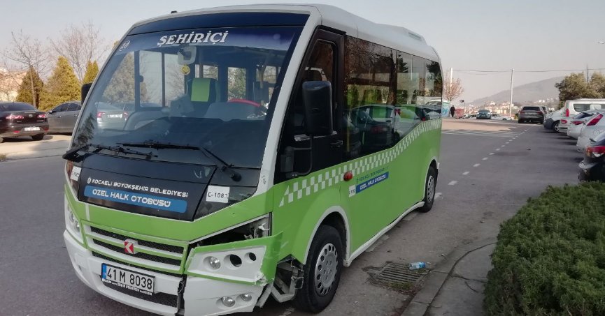 İki minibüs çarpıştı:  11 kişi yaralandı