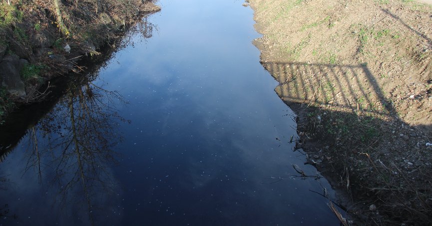 Siyaha bürünen dere endişe oluşturdu