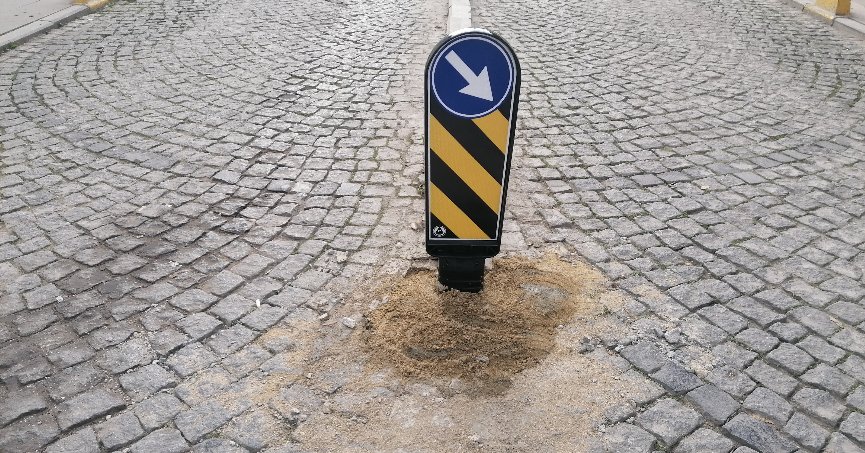 Zarar gören uyarı tabelası yenilendi