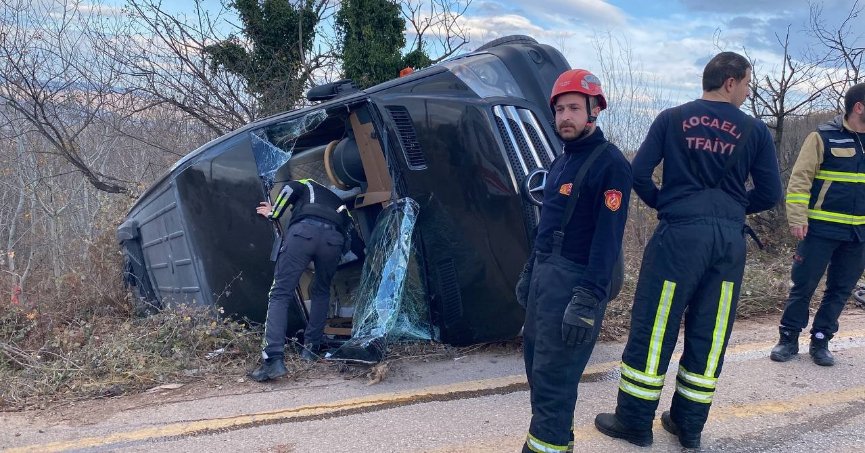 Turistlerin bulunduğu minibüs devrildi: 7 yaralı