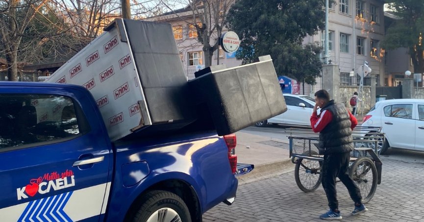    Eşya taşıyan vatandaşa  zabıtadan yardım eli