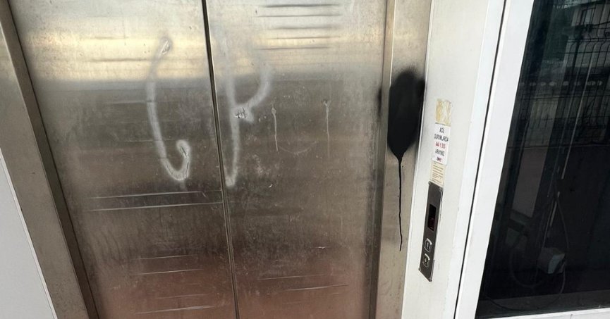 Üst geçidin asansörlerine zarar verdiler