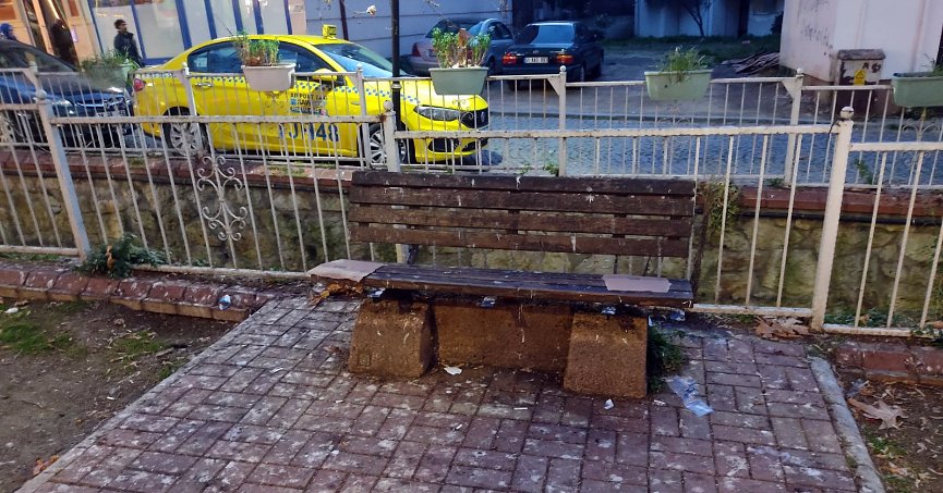 Oturma banklarına temizlik gerekli