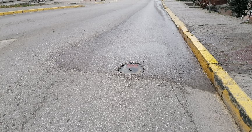 Cadde üzerindeki çukur kapatılmalı