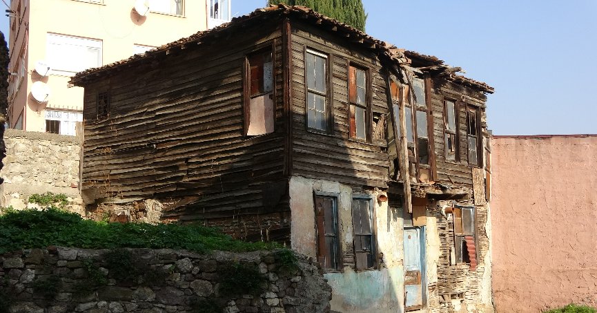 Tarihe tanıklık eden evler adeta çürümeye yüz tuttu