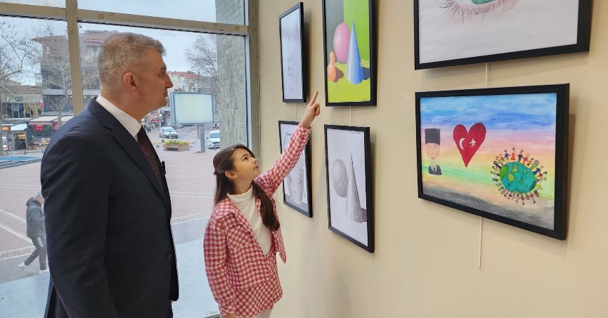 10 yaşındaki ressam Gölcük’te sergi açtı