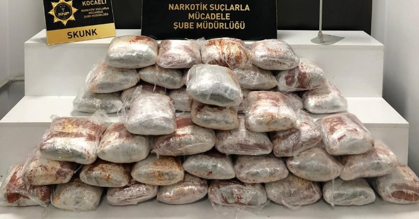 Polisten kaçan araçtan kilolarca uyuşturucu çıktı