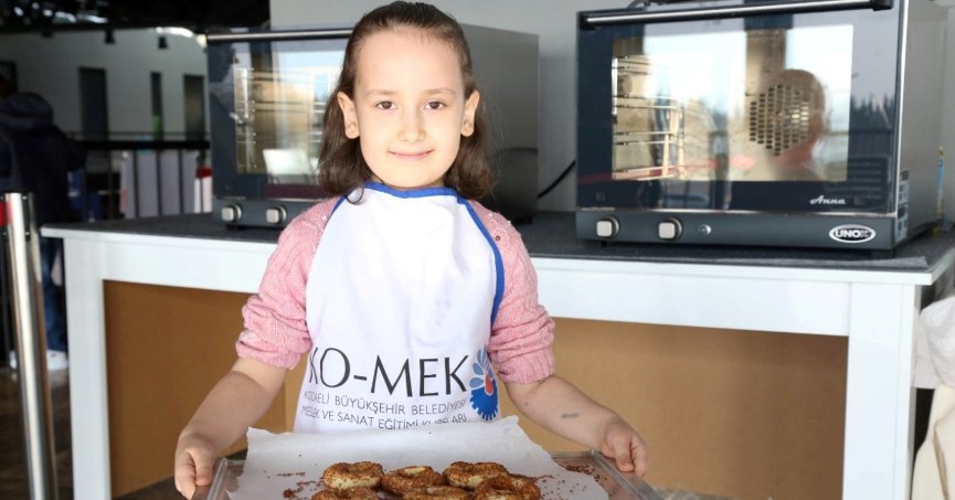 Çocuklar atölyelerde kandil simidi yaptı