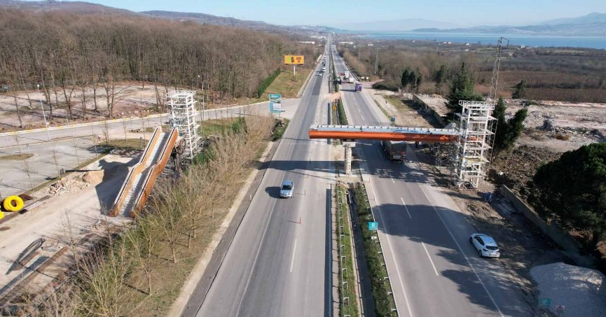 Ormanya üstgeçidinin tabliye montajı yapıldı