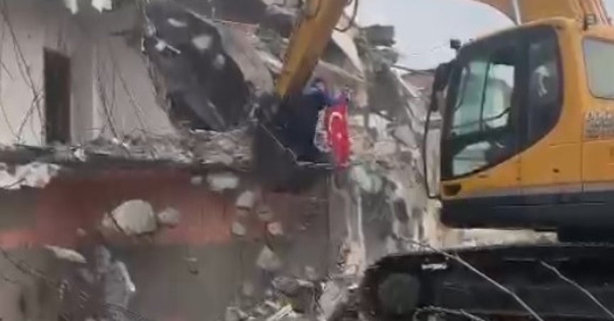 Bayrak hassasiyeti yıkımı durdurdu