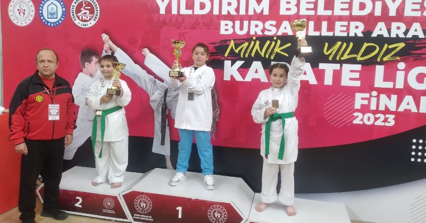 İzmitli karateciler madalyalarla döndü