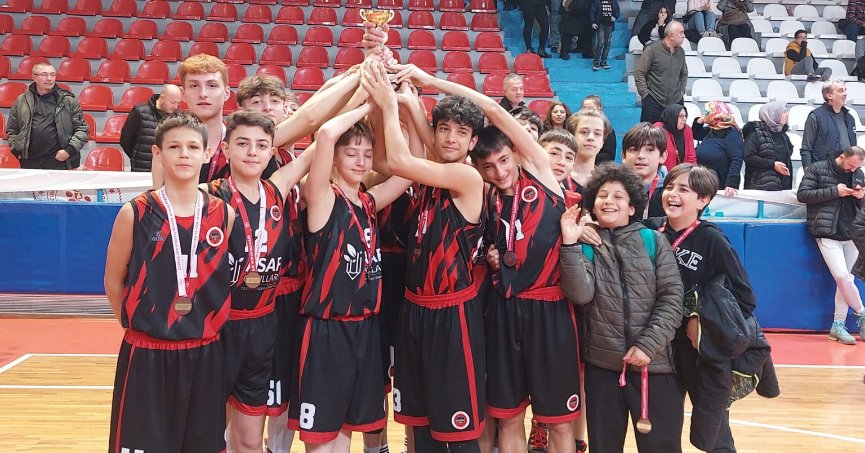 Derince Yenikentspor sezonu kupayla tamamladı