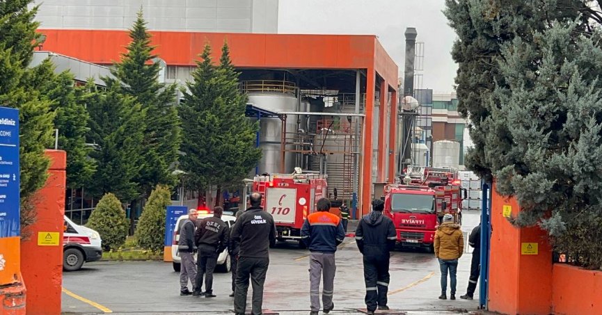 Kauçuk boya fabrikasında çıkan yangın söndürüldü