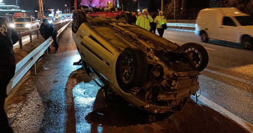 Devrilen otomobildeki 4 kişi yaralandı