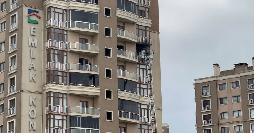 Apartmanın 12. katında çıkan yangın söndürüldü