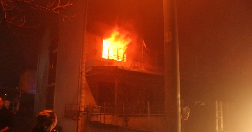 Binanın ikinci katı alevlere teslim oldu