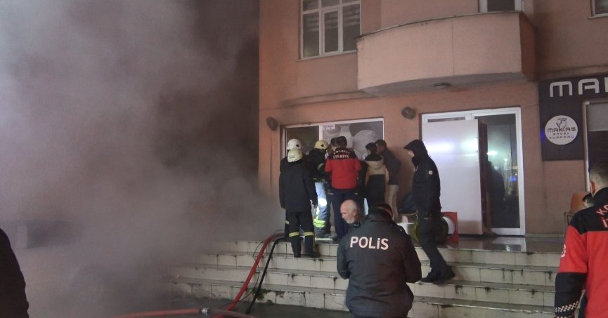 3 katlı binanın deposunda yangın