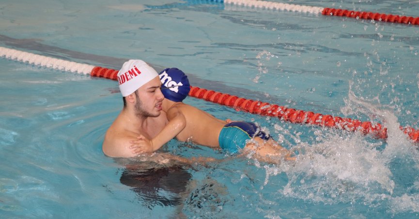 Yüzme eğitimleri devam ediyor