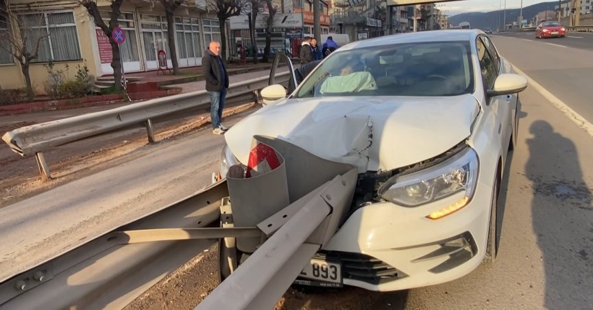 Bariyerlere çarpan araçta 3 yaralı