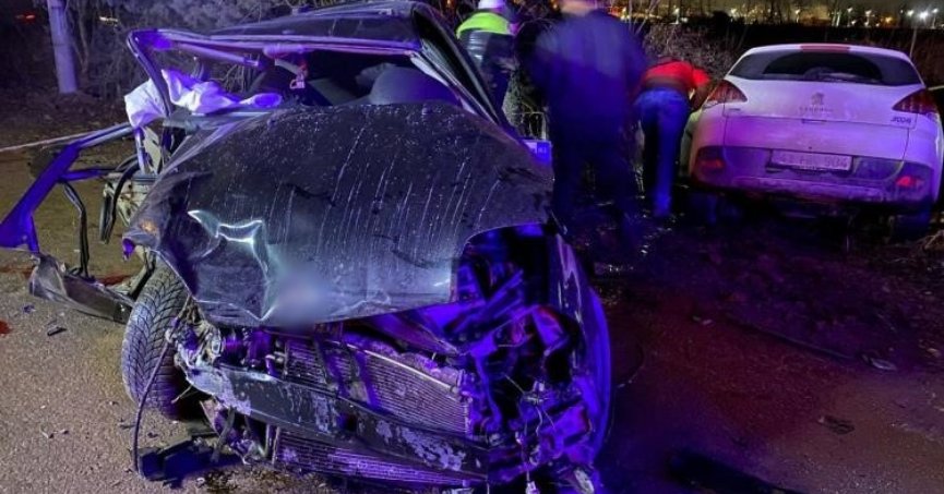 İki otomobil kafa kafaya çarpıştı: 6 yaralı