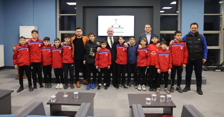 Başkan Bıyıklı’dan çocuklara tatlı ziyaret